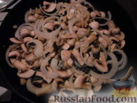 Фото приготовления рецепта: Картошка с грибами и луком - шаг №6