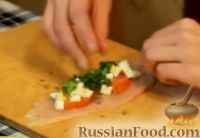 Фото приготовления рецепта: Куриные рулетики с помидорами и мягким сыром - шаг №8
