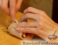 Фото приготовления рецепта: Куриные рулетики с помидорами и мягким сыром - шаг №9