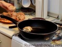 Фото приготовления рецепта: Куриные рулетики с помидорами и мягким сыром - шаг №12