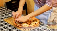 Фото приготовления рецепта: Куриные рулетики с помидорами и мягким сыром - шаг №15