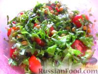 Фото к рецепту: Салат с нутом, рукколой и помидорами черри