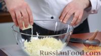 Фото приготовления рецепта: Капустный салат с перцем и орехами - шаг №4