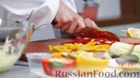 Фото приготовления рецепта: Капустный салат с перцем и орехами - шаг №6