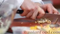 Фото приготовления рецепта: Капустный салат с перцем и орехами - шаг №7