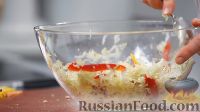 Фото приготовления рецепта: Капустный салат с перцем и орехами - шаг №8
