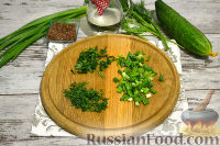 Фото приготовления рецепта: Витаминный салат с яйцом, семенами льна и черемшой - шаг №2