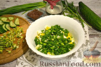 Фото приготовления рецепта: Витаминный салат с яйцом, семенами льна и черемшой - шаг №5