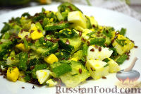 Фото приготовления рецепта: Витаминный салат с яйцом, семенами льна и черемшой - шаг №7