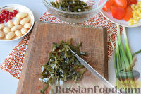 Фото приготовления рецепта: Салат с морской капустой и красной смородиной - шаг №2