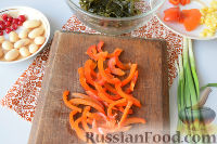 Фото приготовления рецепта: Салат с морской капустой и красной смородиной - шаг №3