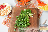 Фото приготовления рецепта: Салат с морской капустой и красной смородиной - шаг №4