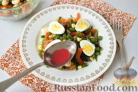 Фото приготовления рецепта: Салат с морской капустой и красной смородиной - шаг №6