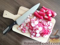 Фото приготовления рецепта: Салат из редиски - шаг №2