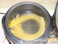 Фото приготовления рецепта: Спагетти с грибами и овощами (в мультиварке) - шаг №1