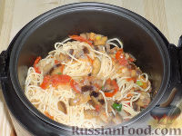 Фото приготовления рецепта: Спагетти с грибами и овощами (в мультиварке) - шаг №10