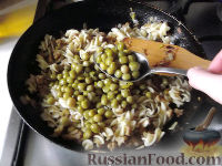 Фото приготовления рецепта: Макароны с цветной капустой и горошком - шаг №8
