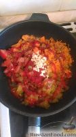 Фото приготовления рецепта: Кабачки, запечённые с помидорами, луком и сыром - шаг №3