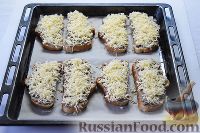 Фото приготовления рецепта: Бутерброды на праздничный стол (с грибами и сыром) - шаг №9