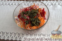 Фото приготовления рецепта: Салат с морской капустой и корнеплодами - шаг №6