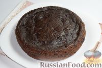 Фото приготовления рецепта: Шоколадно-вишнёвый пирог на кефире - шаг №8