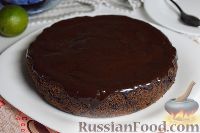 Фото приготовления рецепта: Шоколадно-вишнёвый пирог на кефире - шаг №10