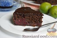 Фото приготовления рецепта: Шоколадно-вишнёвый пирог на кефире - шаг №11