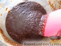 Фото приготовления рецепта: Шоколадные маффины с вишневыми цукатами - шаг №5