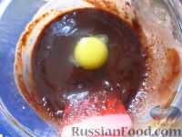 Фото приготовления рецепта: Шоколадные маффины с вишневыми цукатами - шаг №6