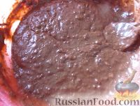 Фото приготовления рецепта: Шоколадные маффины с вишневыми цукатами - шаг №9