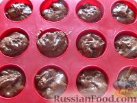 Фото приготовления рецепта: Шоколадные маффины с вишневыми цукатами - шаг №11