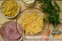 Фото приготовления рецепта: Салат с ветчиной и кукурузой - шаг №2