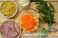 Фото приготовления рецепта: Салат с ветчиной и кукурузой - шаг №3