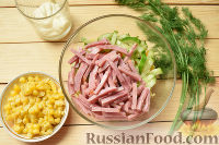Фото приготовления рецепта: Салат с ветчиной и кукурузой - шаг №4