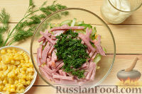 Фото приготовления рецепта: Салат с ветчиной и кукурузой - шаг №5