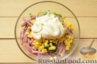 Фото приготовления рецепта: Салат с ветчиной и кукурузой - шаг №6