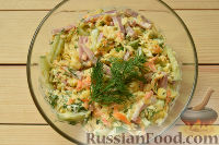 Фото приготовления рецепта: Салат с ветчиной и кукурузой - шаг №9
