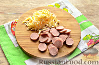 Фото приготовления рецепта: Бризоль с сосиской и сыром - шаг №2