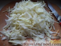Фото приготовления рецепта: Салат «Зимний» из капусты и редьки - шаг №2