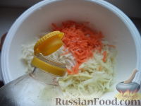 Фото приготовления рецепта: Салат «Зимний» из капусты и редьки - шаг №7