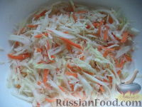 Фото приготовления рецепта: Салат «Зимний» из капусты и редьки - шаг №8