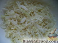 Фото приготовления рецепта: Салат «Зимний» из капусты и редьки - шаг №3
