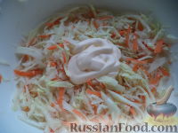 Фото приготовления рецепта: Салат «Зимний» из капусты и редьки - шаг №9
