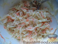 Фото приготовления рецепта: Салат «Зимний» из капусты и редьки - шаг №10