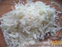 Фото приготовления рецепта: Салат «Зимний» из капусты и редьки - шаг №5