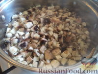 Фото приготовления рецепта: Гречневая каша с грибами и луком - шаг №5