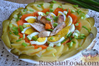 Фото приготовления рецепта: Праздничный салат с курицей и картофелем - шаг №7