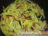 Фото приготовления рецепта: Фрико с картофелем и луком - шаг №3