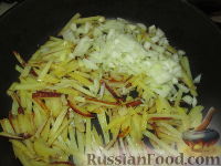 Фото приготовления рецепта: Фрико с картофелем и луком - шаг №4