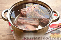 Фото приготовления рецепта: Бешбармак из свинины со слоеным тестом - шаг №2